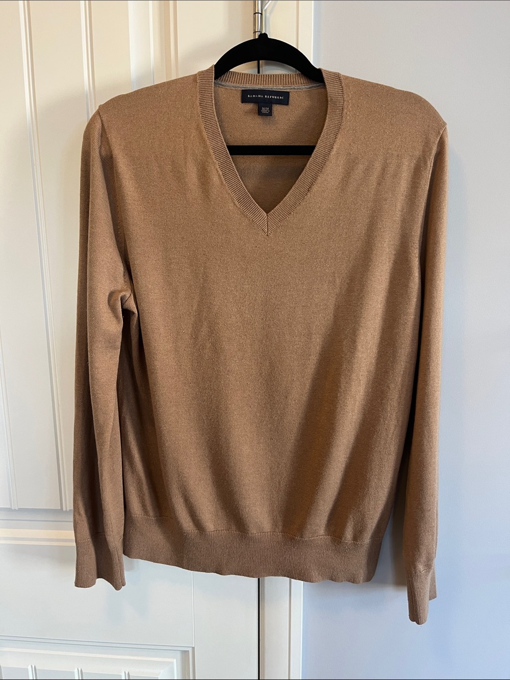 Banana Republic V-Neck Sweater in Camel Brown M